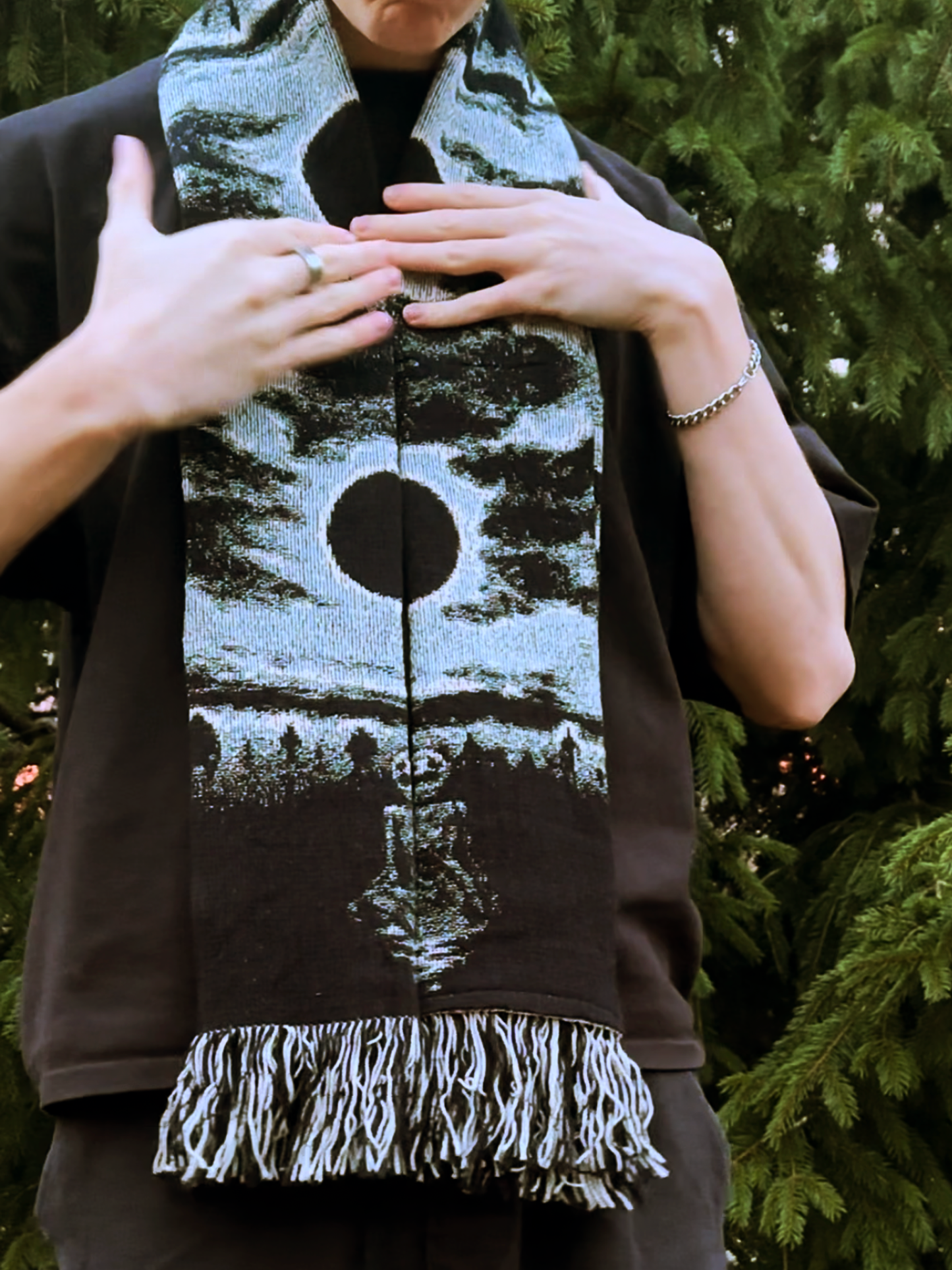 BERSERK ECLIPSE TAPESTRY SCARF